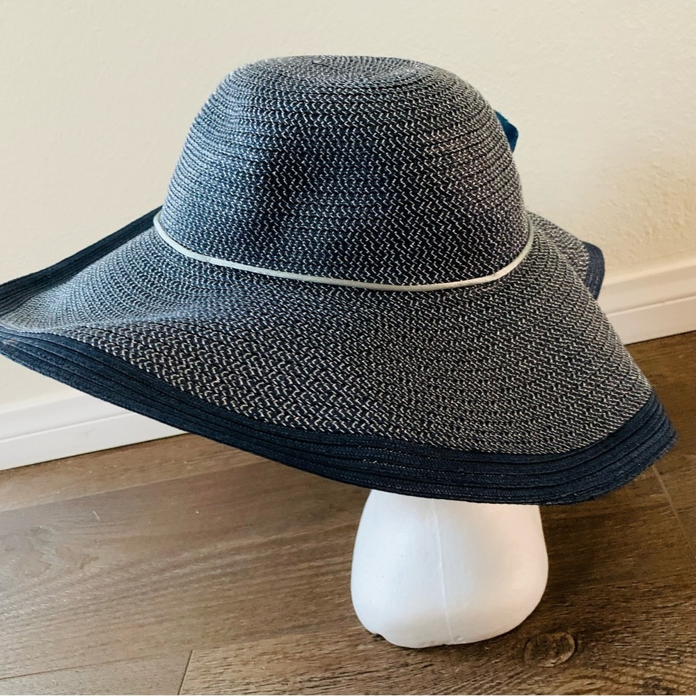 First Issue Sun hat - Picture 4 of 9